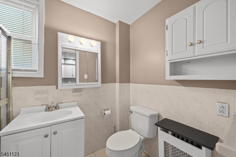 Bathroom - Floor 1