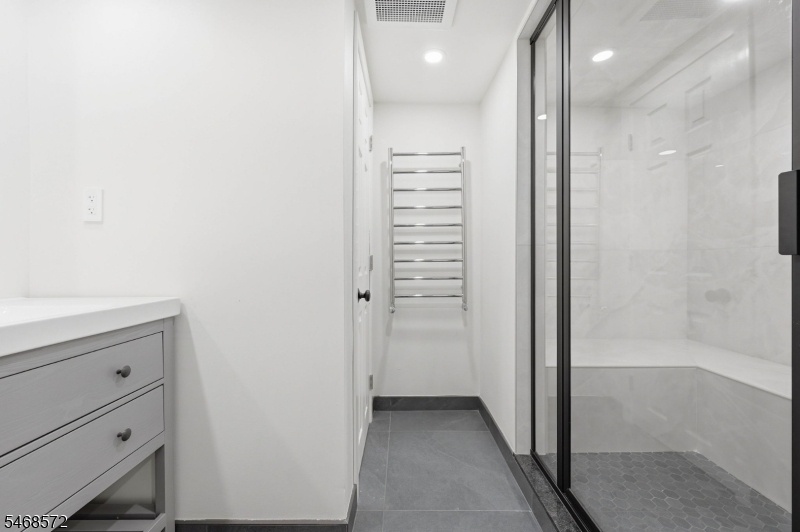 BR grnd floor w/steam shower