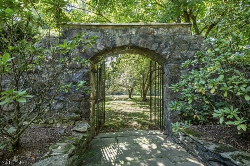 Gate