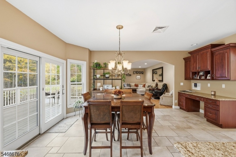 Breakfast Area w/Desk