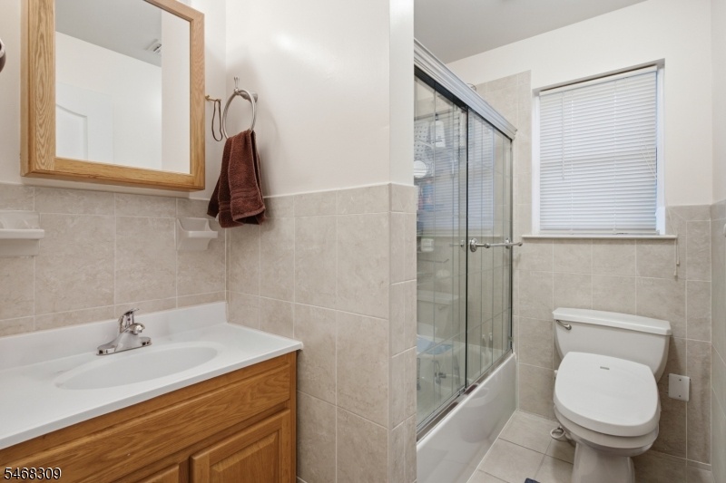 2nd Fl bath