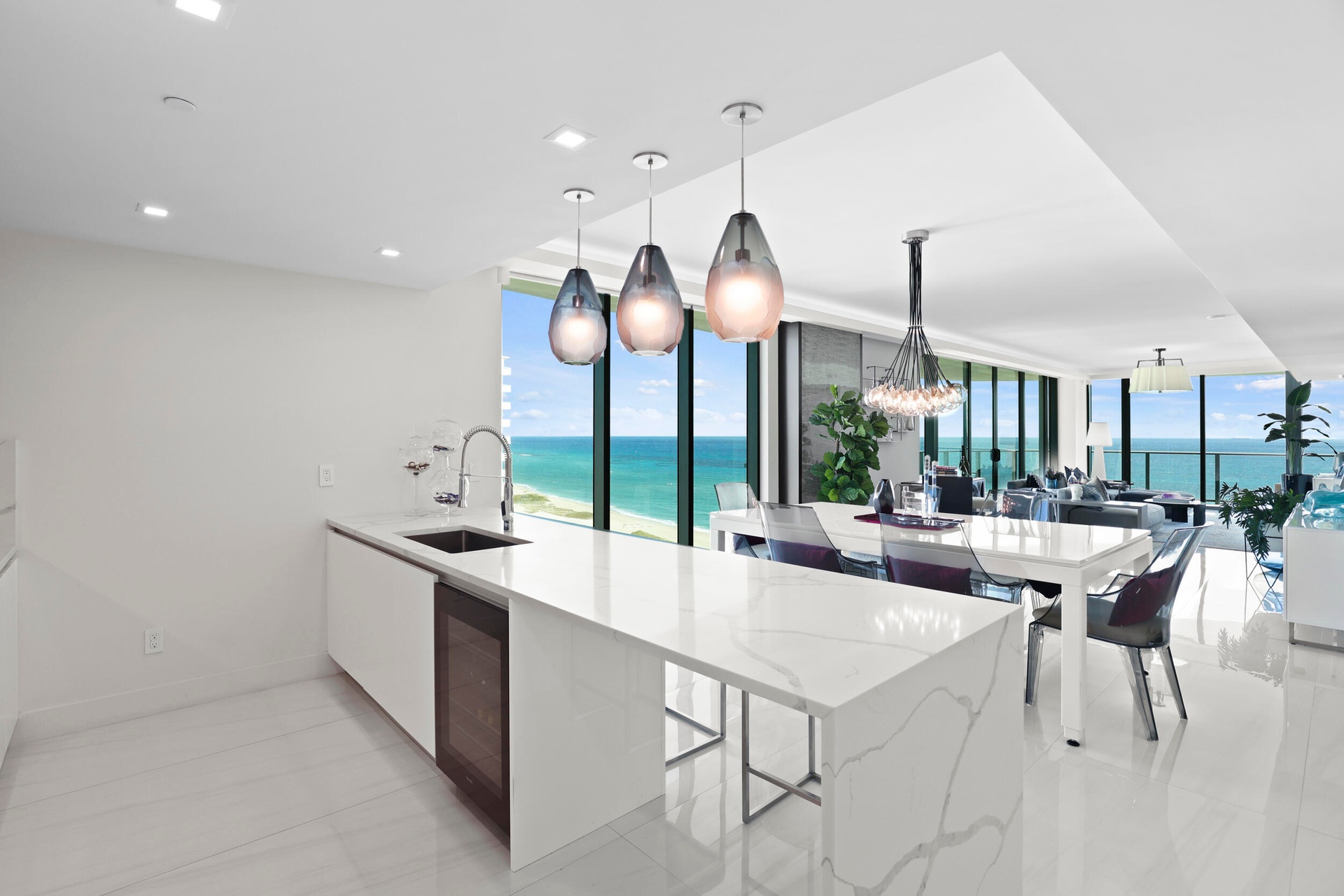 Every angle provides ocean views, every detail is perfection. If bespoke luxury is what you have been looking for, you will find it in Sabbia 1402.