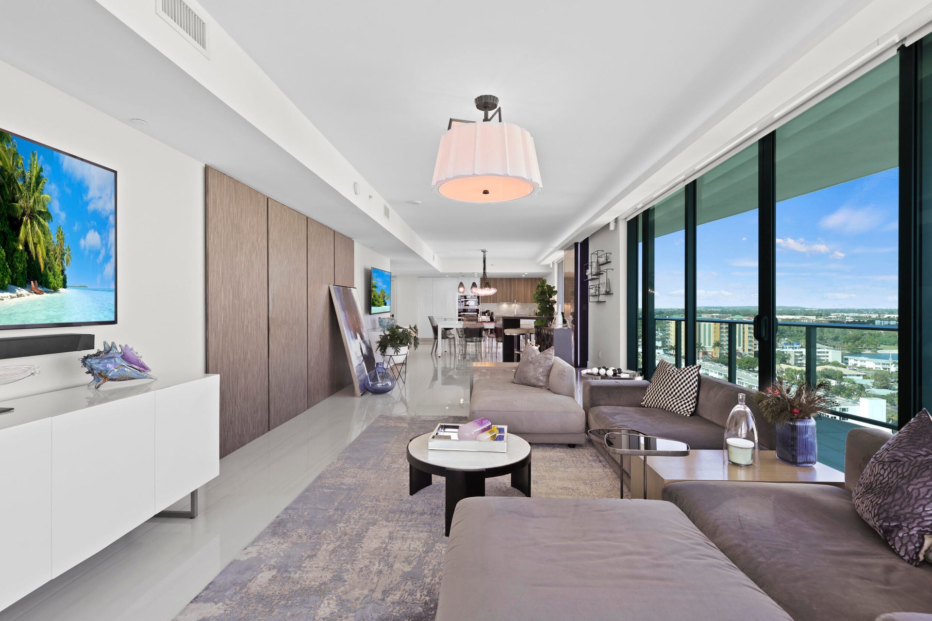 Every angle provides ocean views, every detail is perfection. If bespoke luxury is what you have been looking for, you will find it in Sabbia 1402.