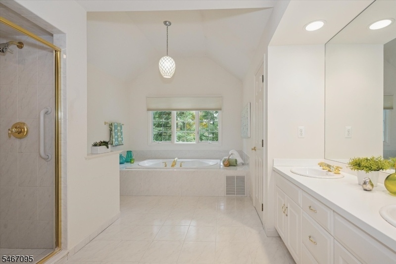 Primary bath w/separate shower