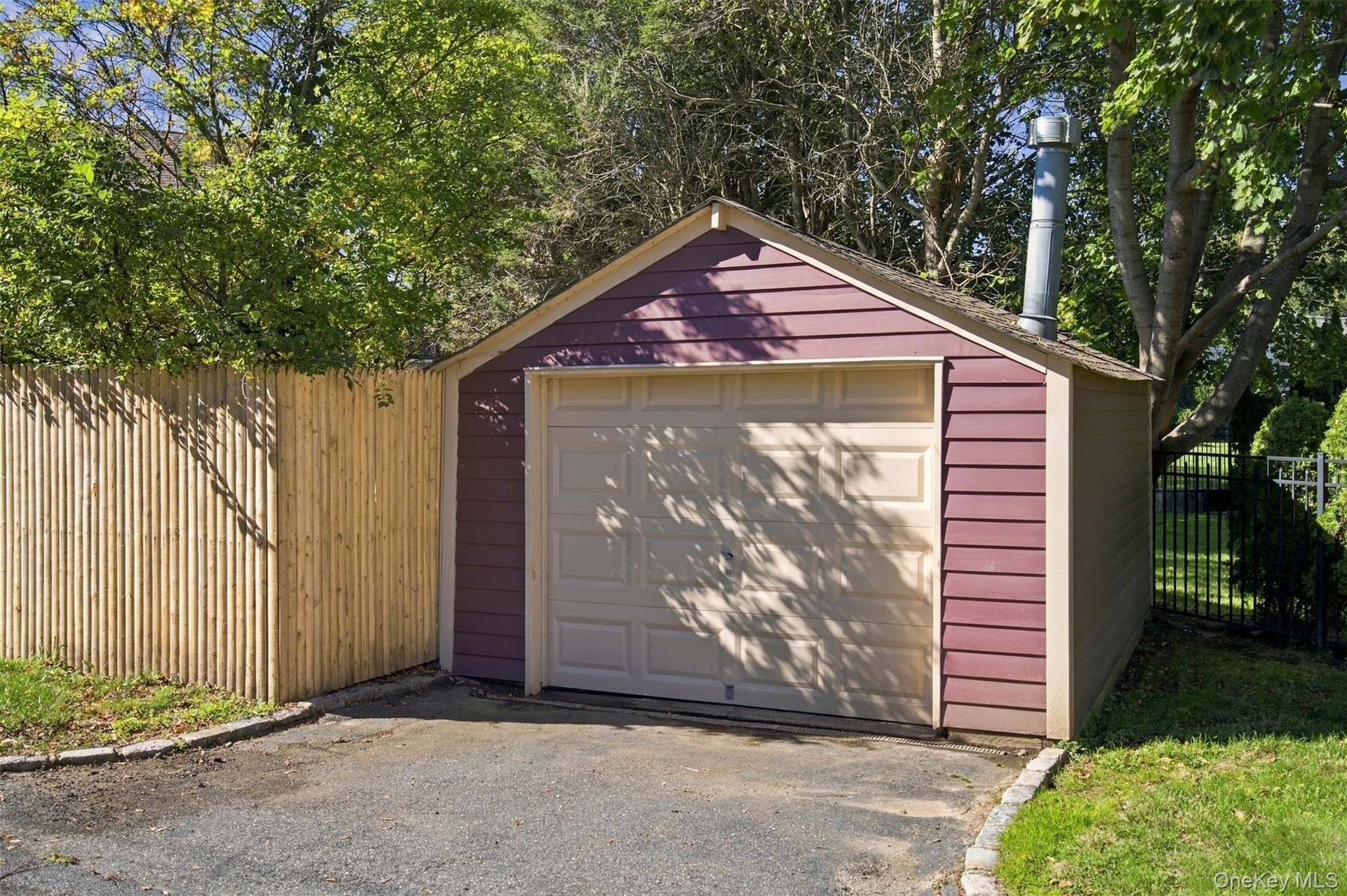 Second garage, perfect for pool house or extra cars!