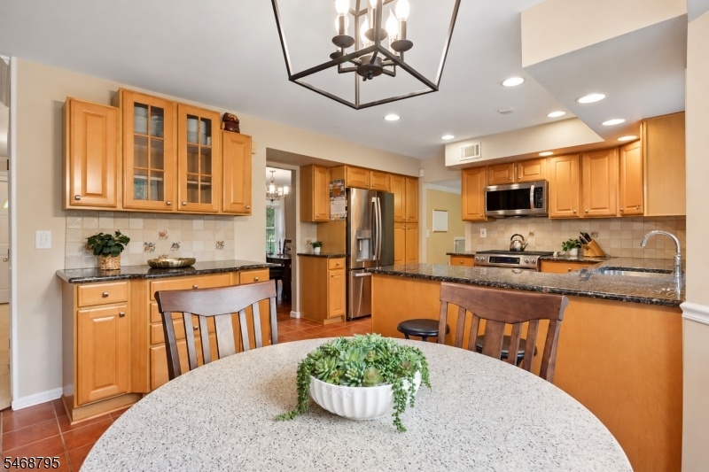 Eat-in Kitchen