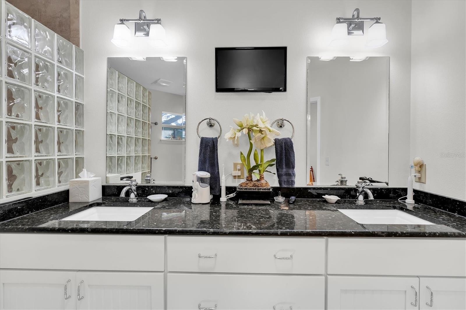 Primary bath with dual sinks