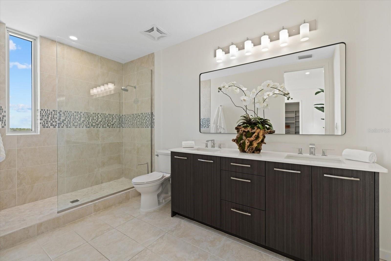 Primary en-suite bathroom