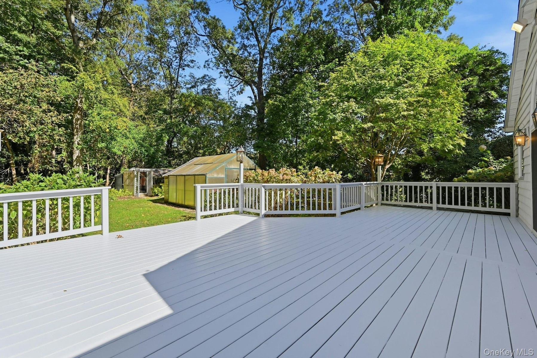 20x33 deck; great for parties!