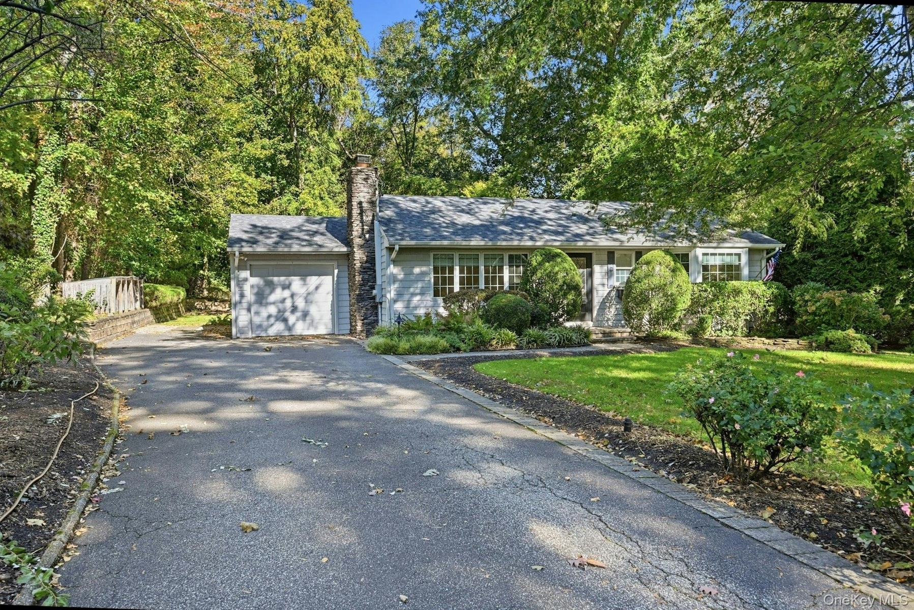 1 car garage that leads either into the kitchen or down to the bsmt.