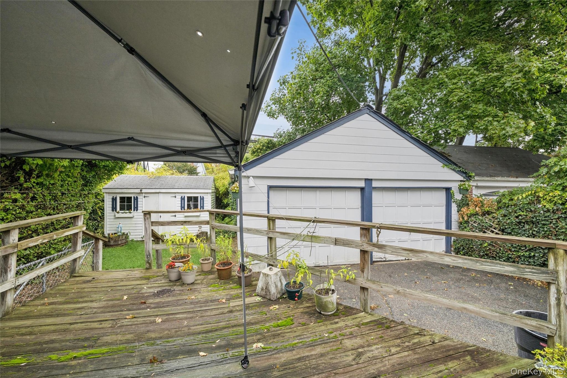 Deck/ Garage/Yard