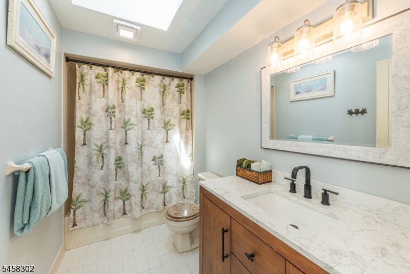 2nd floor Bathroom