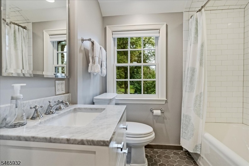 2nd Floor En-suite Full Bath