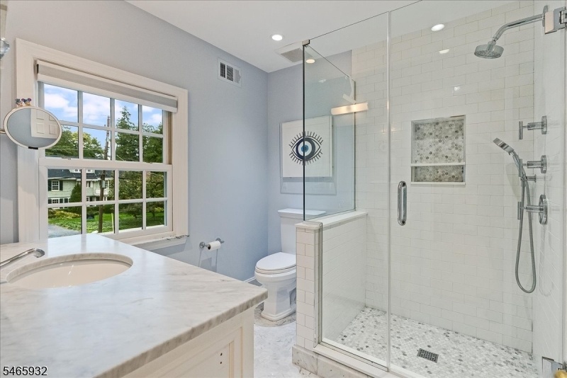 2nd Floor En-suite Full Bath