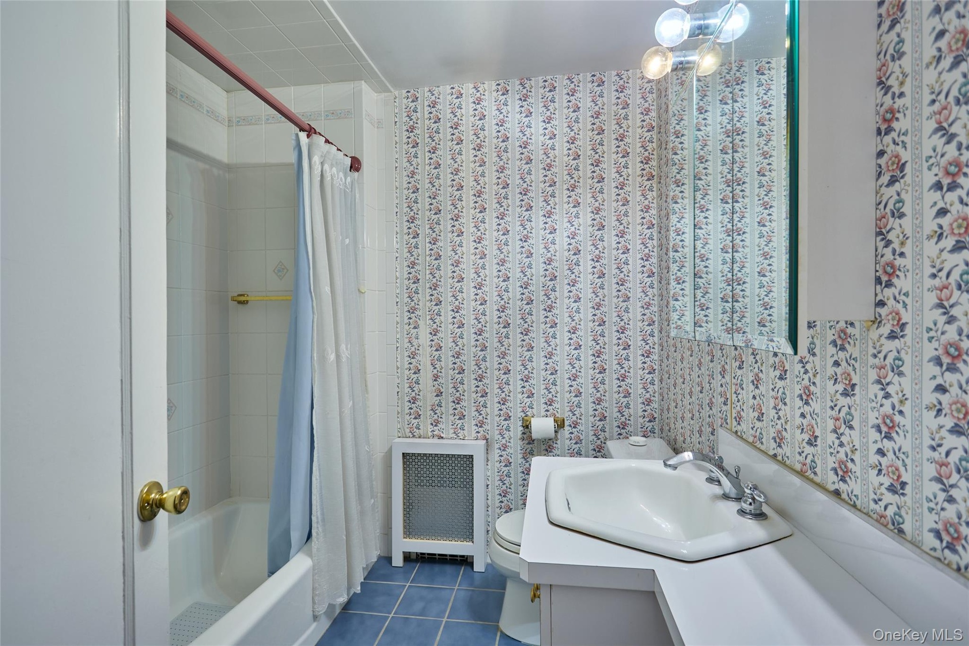 2nd Floor-Full Bathroom