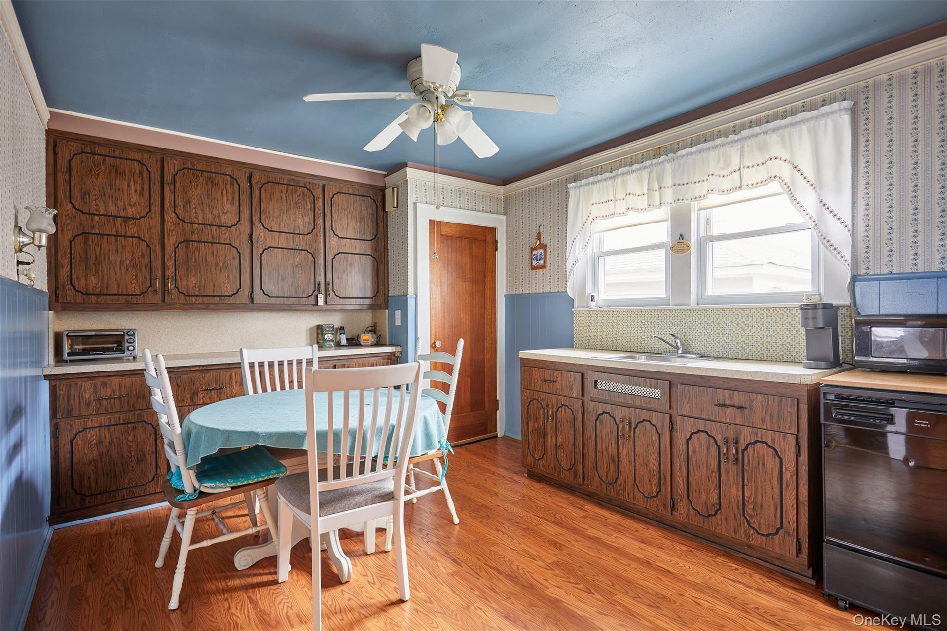 Eat-in-Kitchen