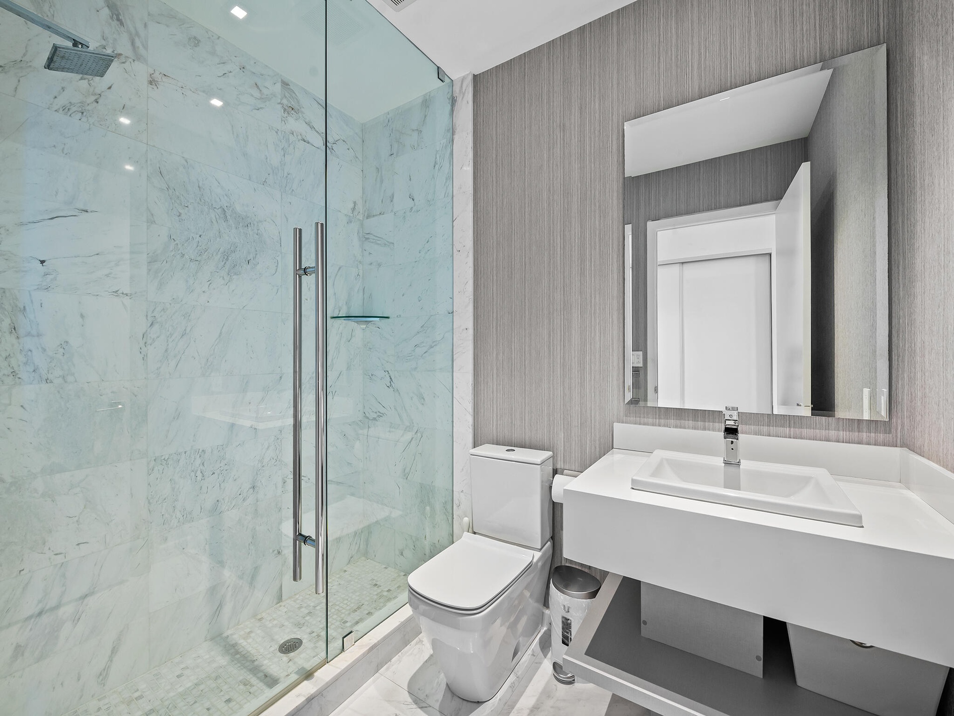 Additional bedroom 2 en suite bath