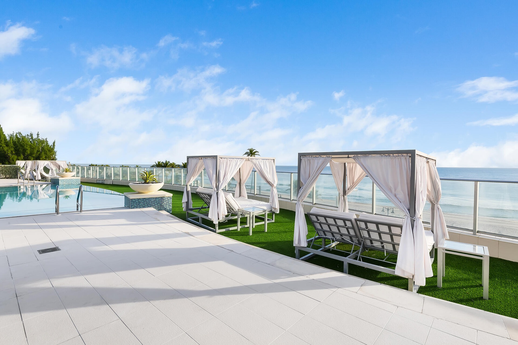 Pool daybeds