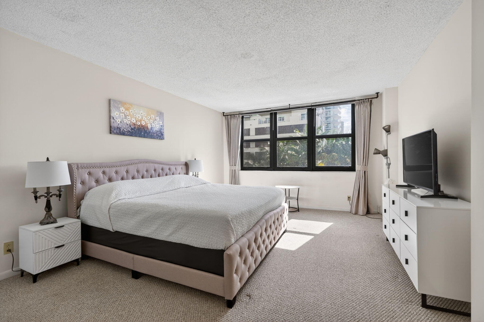 King Size Bed & walk-in closet