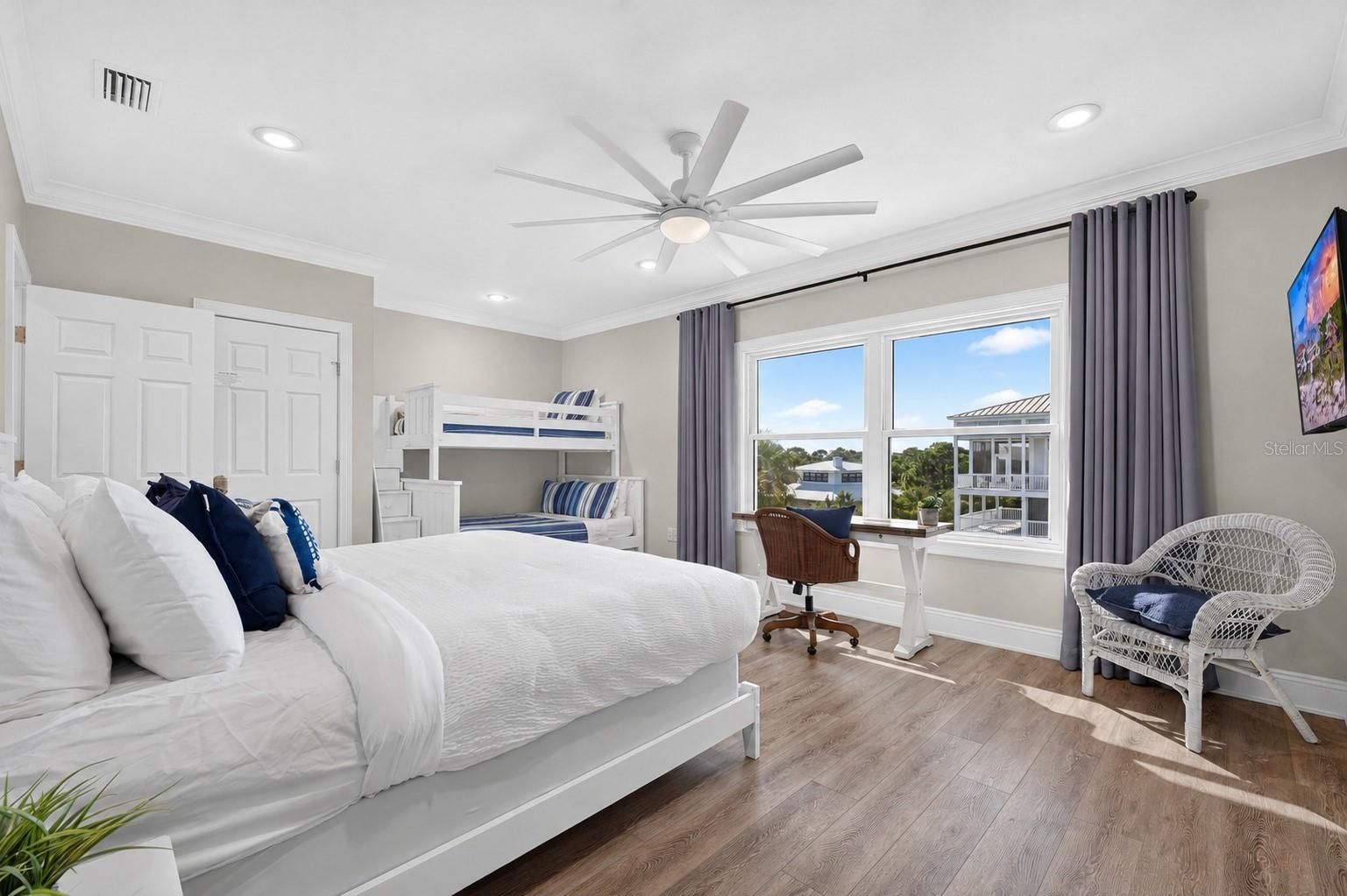 Suite with King and Full & Twin Bunkbed