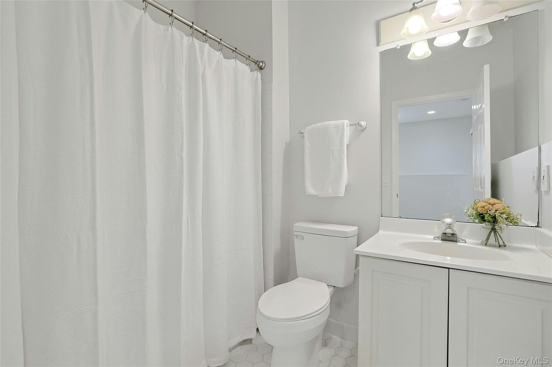Main level full bath, with tub and lights tiles