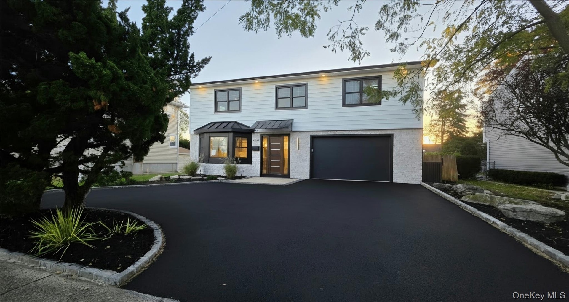 AMAZING! FULL GUT RENO AT THIS HIGHLY DESIRED SPLANCH IN SOUTH MERRICK!