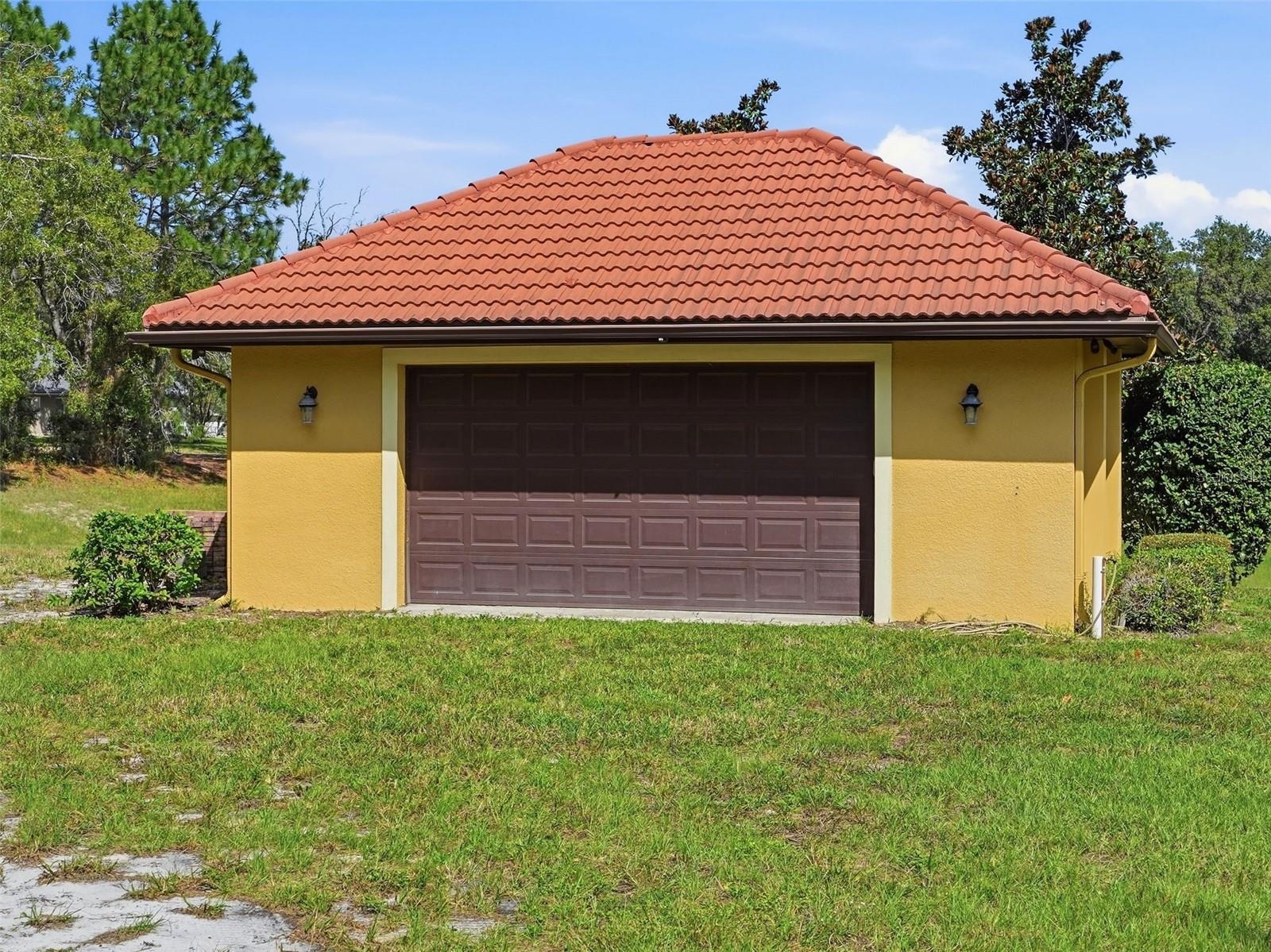 Detached (28x20 garage for extra storage!