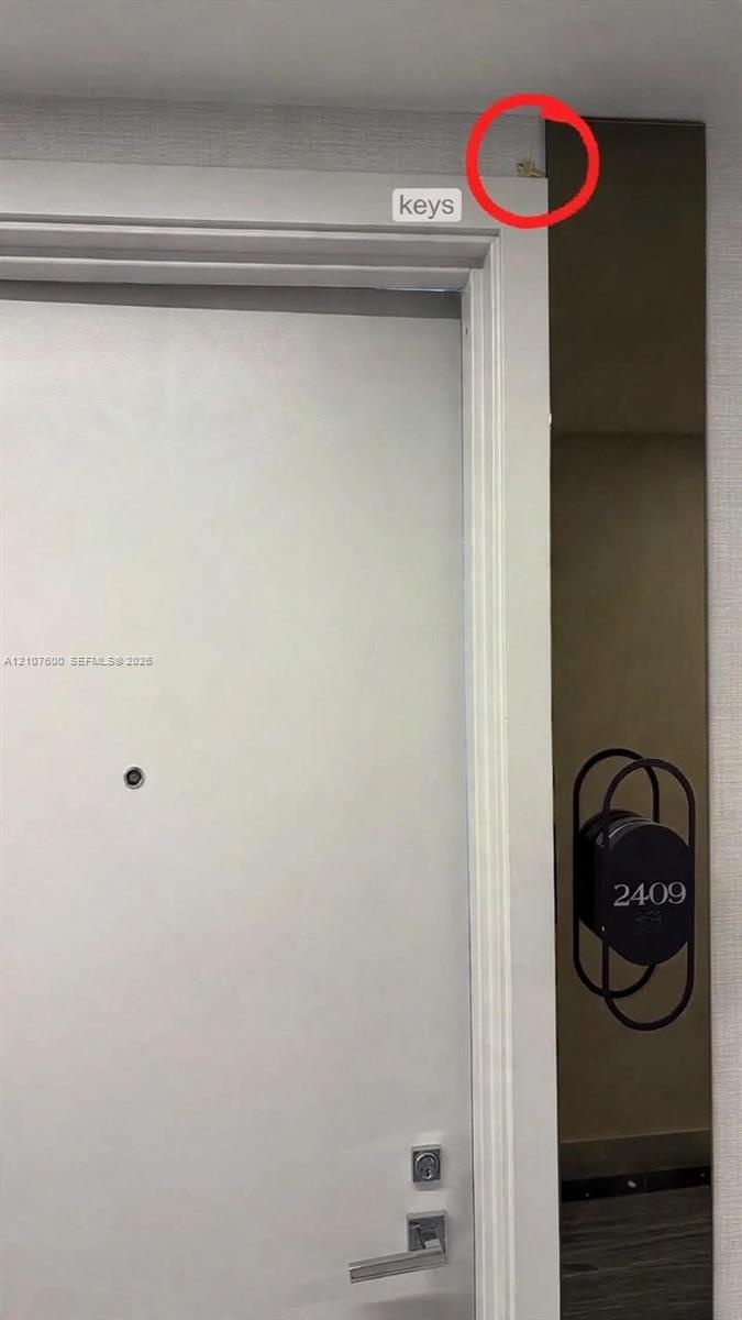 Key above the door use it if is close - Usar la llave que se encuentra en la parte superior en el caso en que la puerta este cerrada,