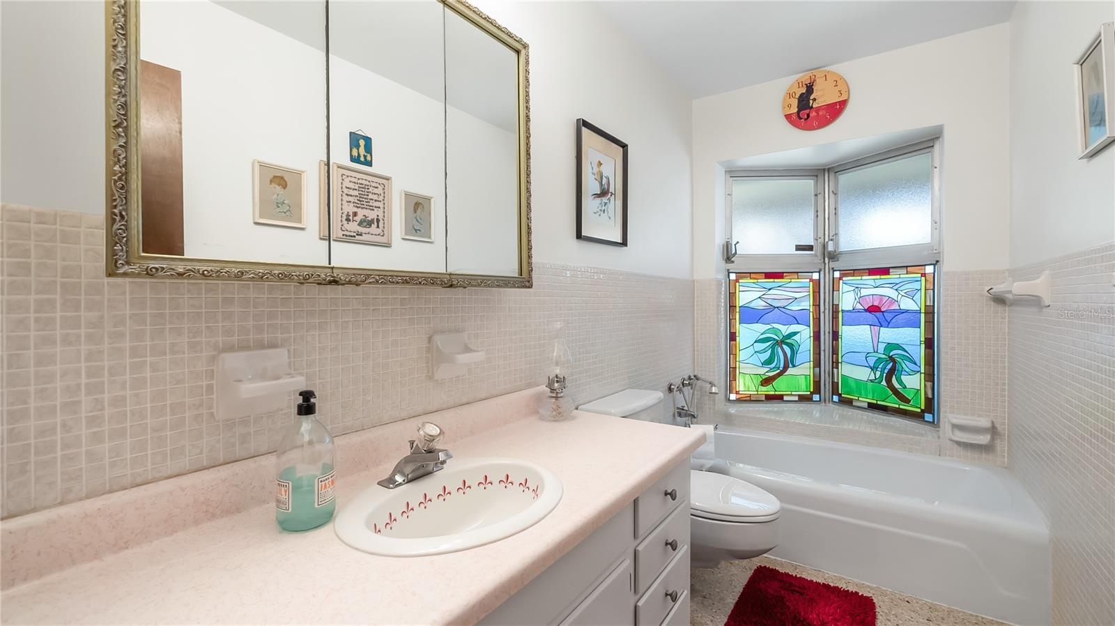 Full bath in hallway between Primary and guest bedroom/office