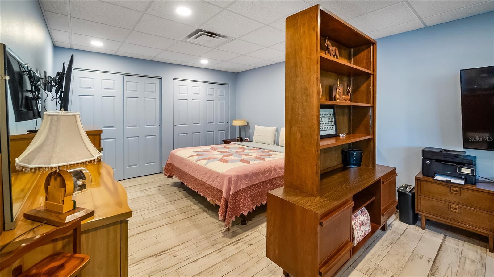 Detached garage and apartment. 2 car parking plus storage. Driveway off Lakeshore drive, little fenced in back yard. Full kitchen, laundry closet. rem