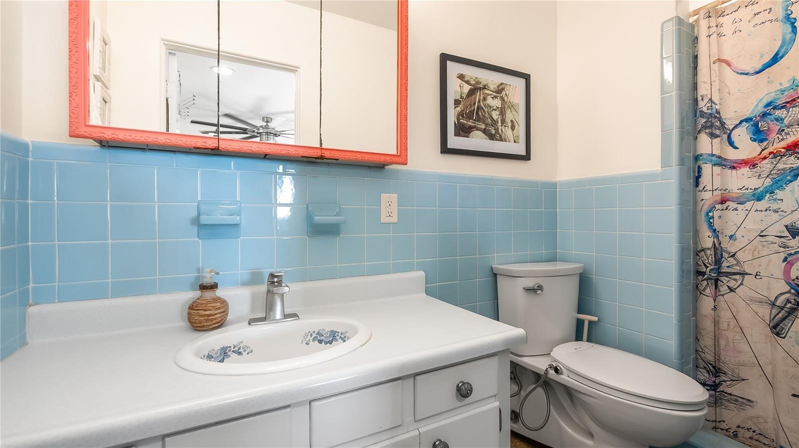 Full bath off Primary bedroom