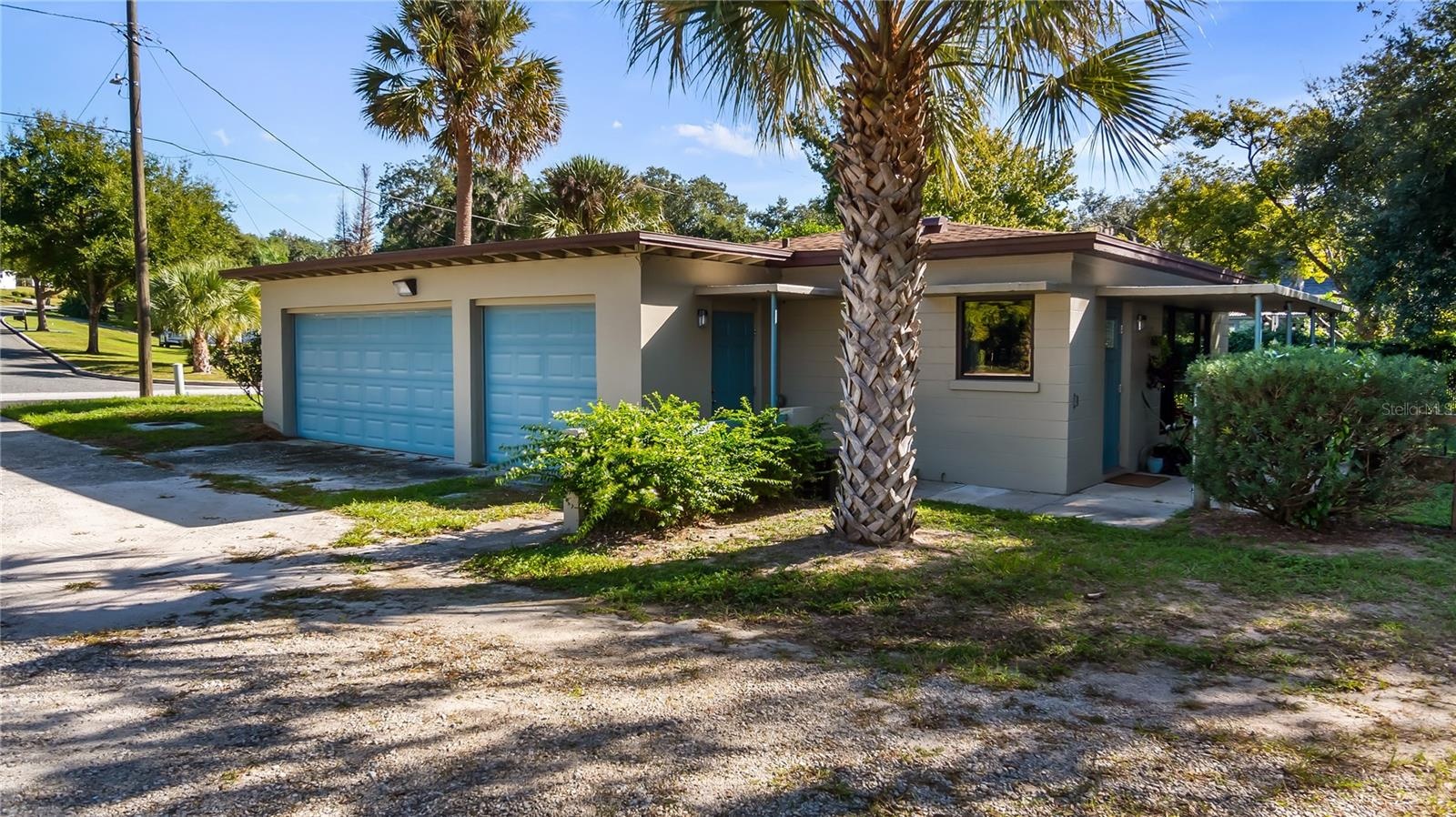 Detached garage and apartment. 2 car parking plus storage. Driveway off Lakeshore drive, little fenced in back yard. Full kitchen, laundry closet. rem