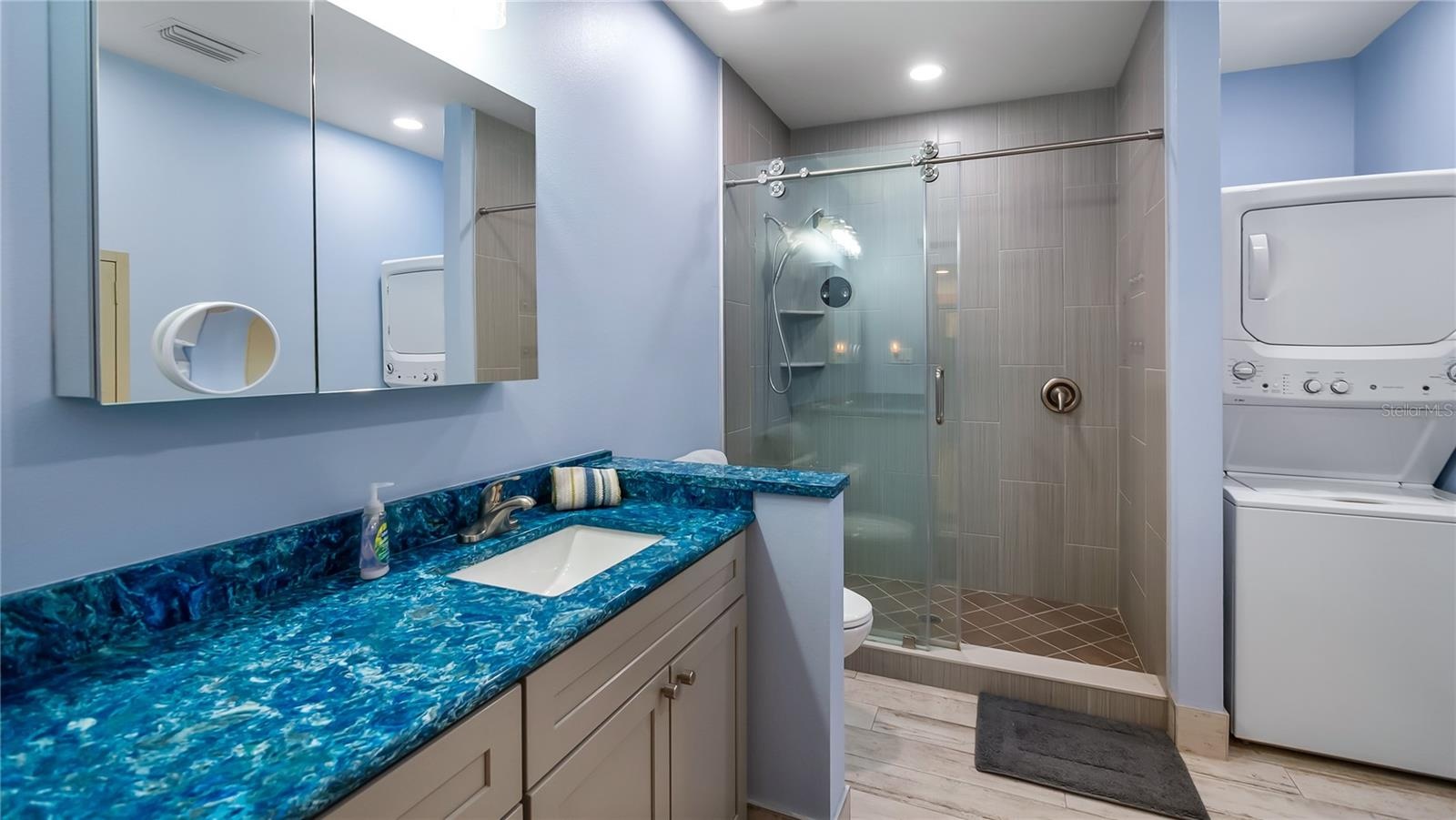 Detached garage and apartment. 2 car parking plus storage. Driveway off Lakeshore drive, little fenced in back yard. Full kitchen, laundry closet. rem