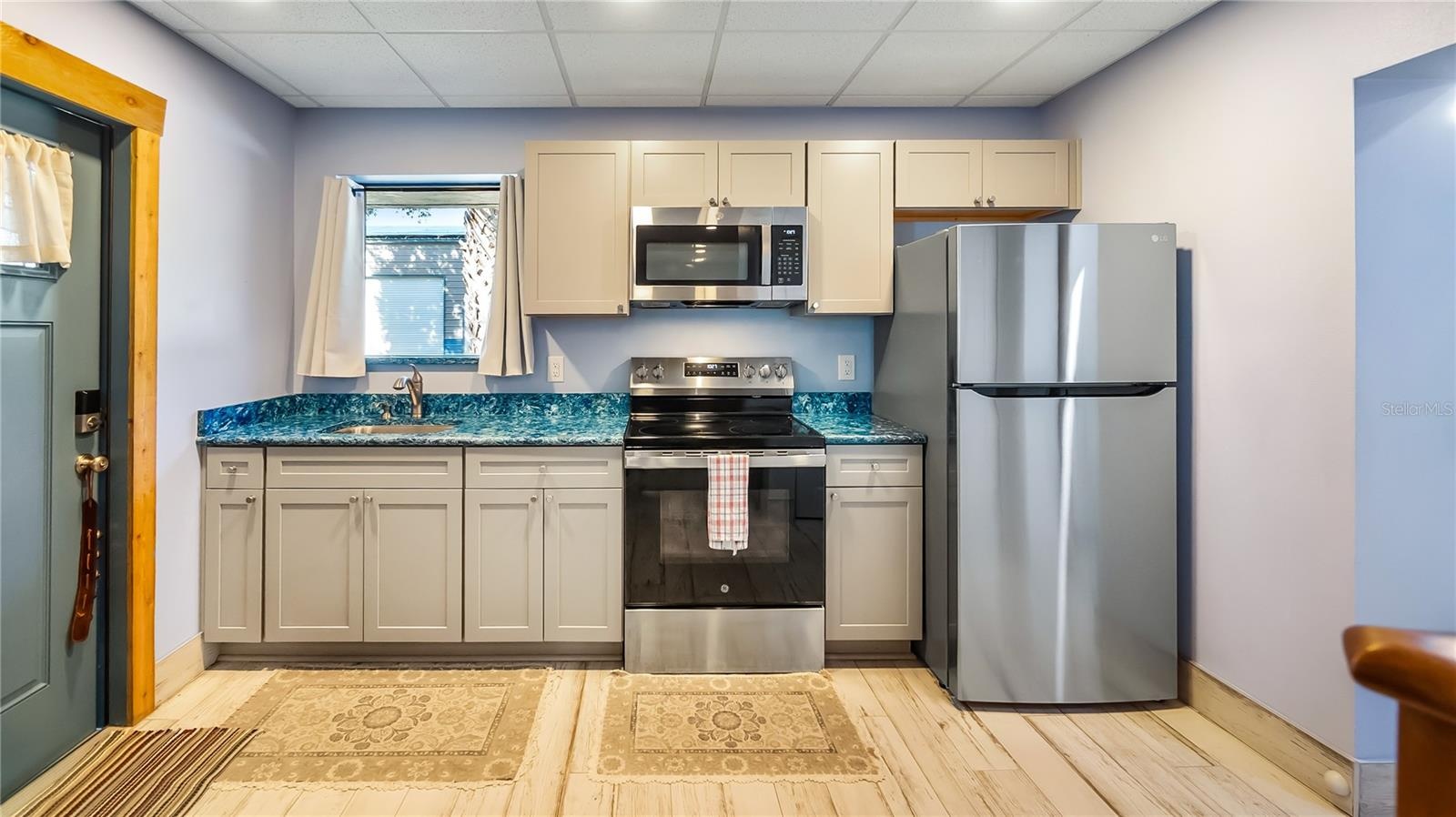 Detached garage and apartment. 2 car parking plus storage. Driveway off Lakeshore drive, little fenced in back yard. Full kitchen, laundry closet. rem