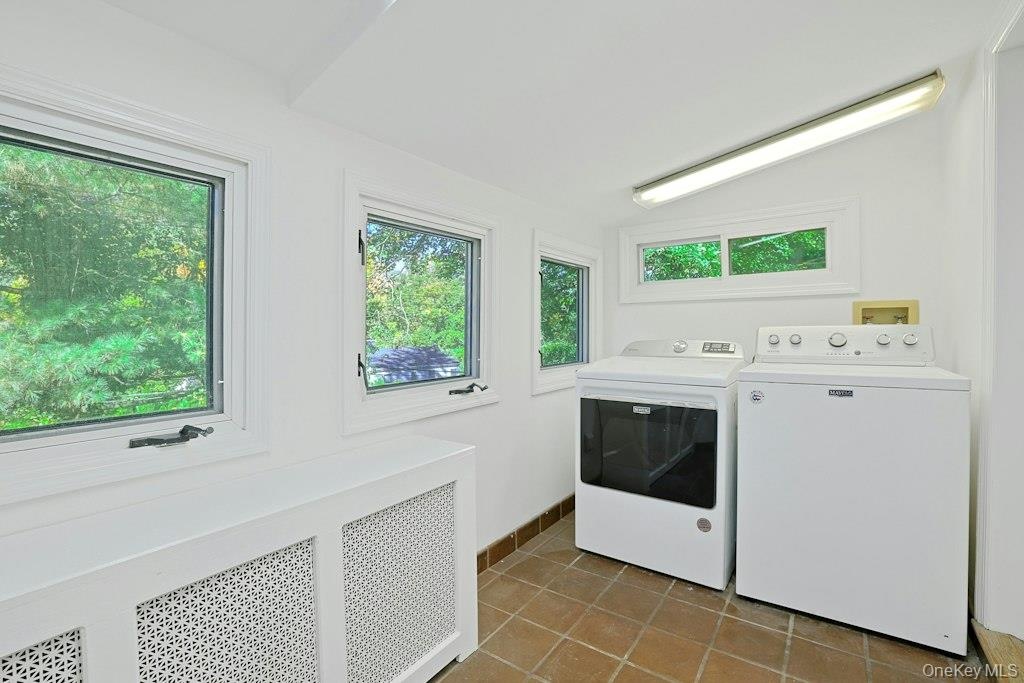 1st Fl Washer/Dryer conveniently right off of kitchen pantry