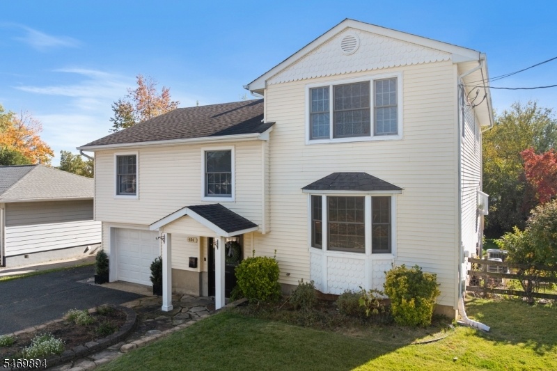 2282 SQUARE FEET