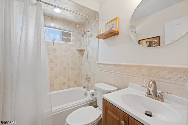 HALLWAY FULL BATH