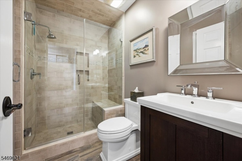 Ensuite Bath + Hall Access