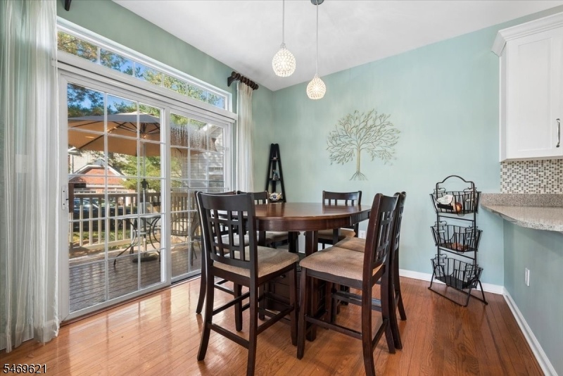 Breakfast Nook w/ Deck Access