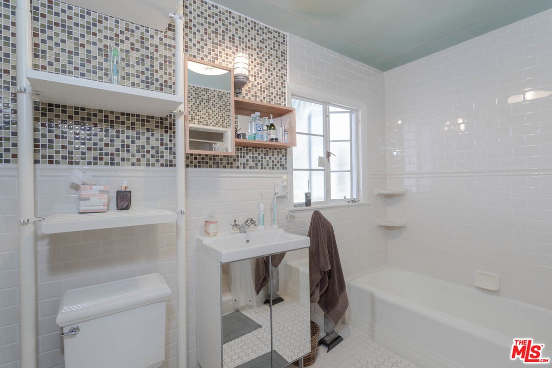 Master En-Suite Bathroom w/ St