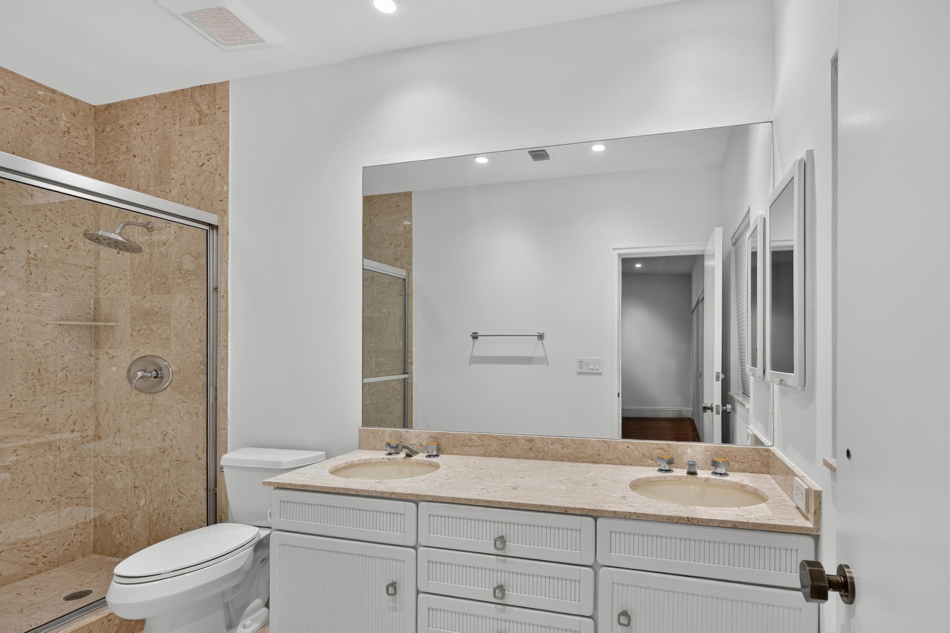 Ensuite Bathroom 3