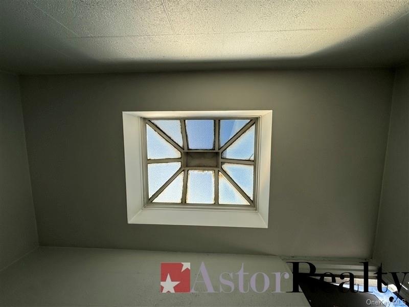 Roof Bulkhead in excellent condition