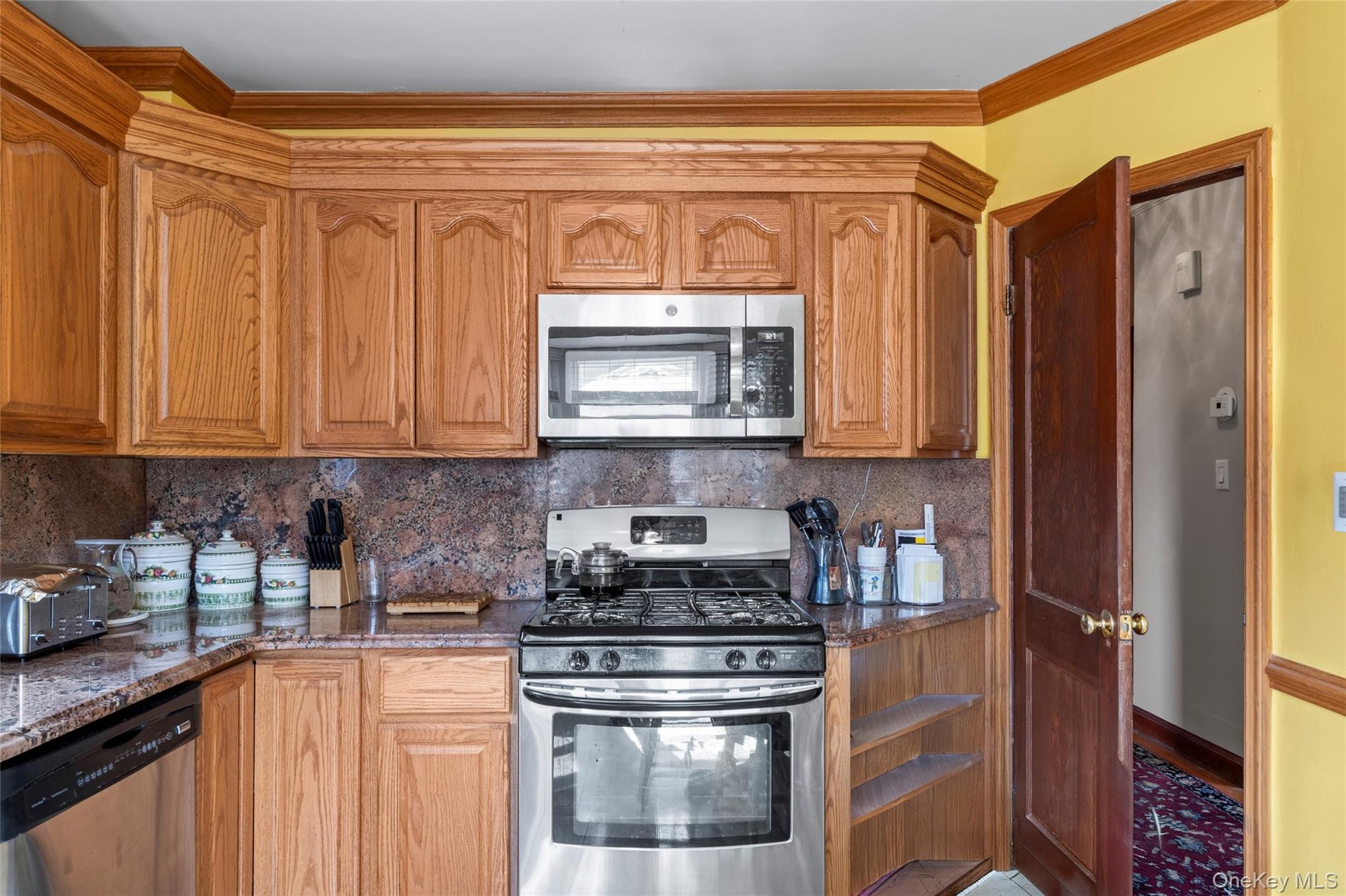 Modern Eat in Kitchen