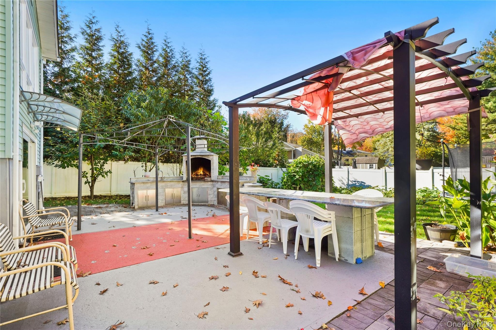 BEAUTIFUL BACKYARD, amazing space...