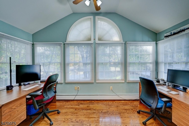 OFFICE ADJACENT TO PRIMARY BR