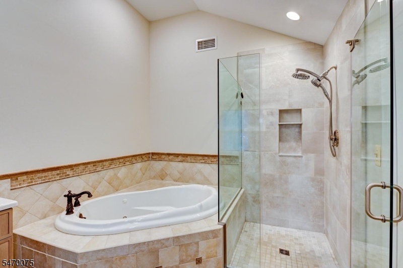 JETTED TUB & SHOWER STALL