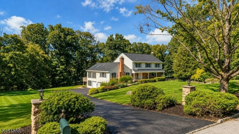Expansive Colonial