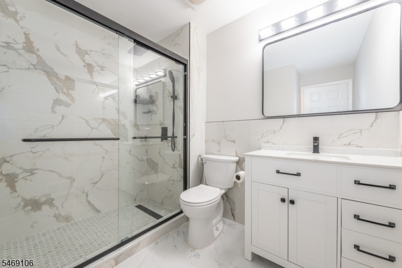 Updated Full Main Bathroom