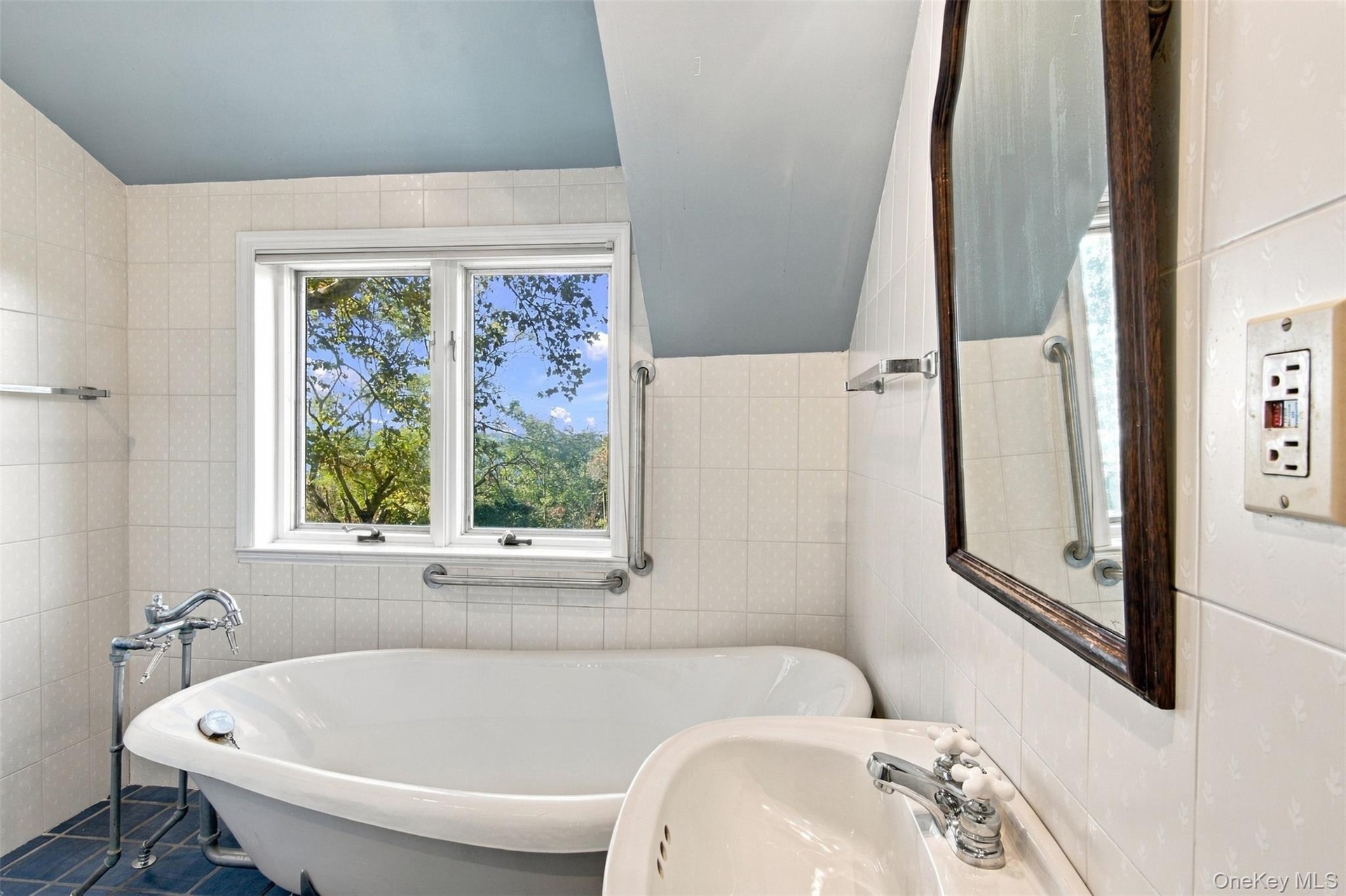 Full bath with spectacular views on 2nd floor