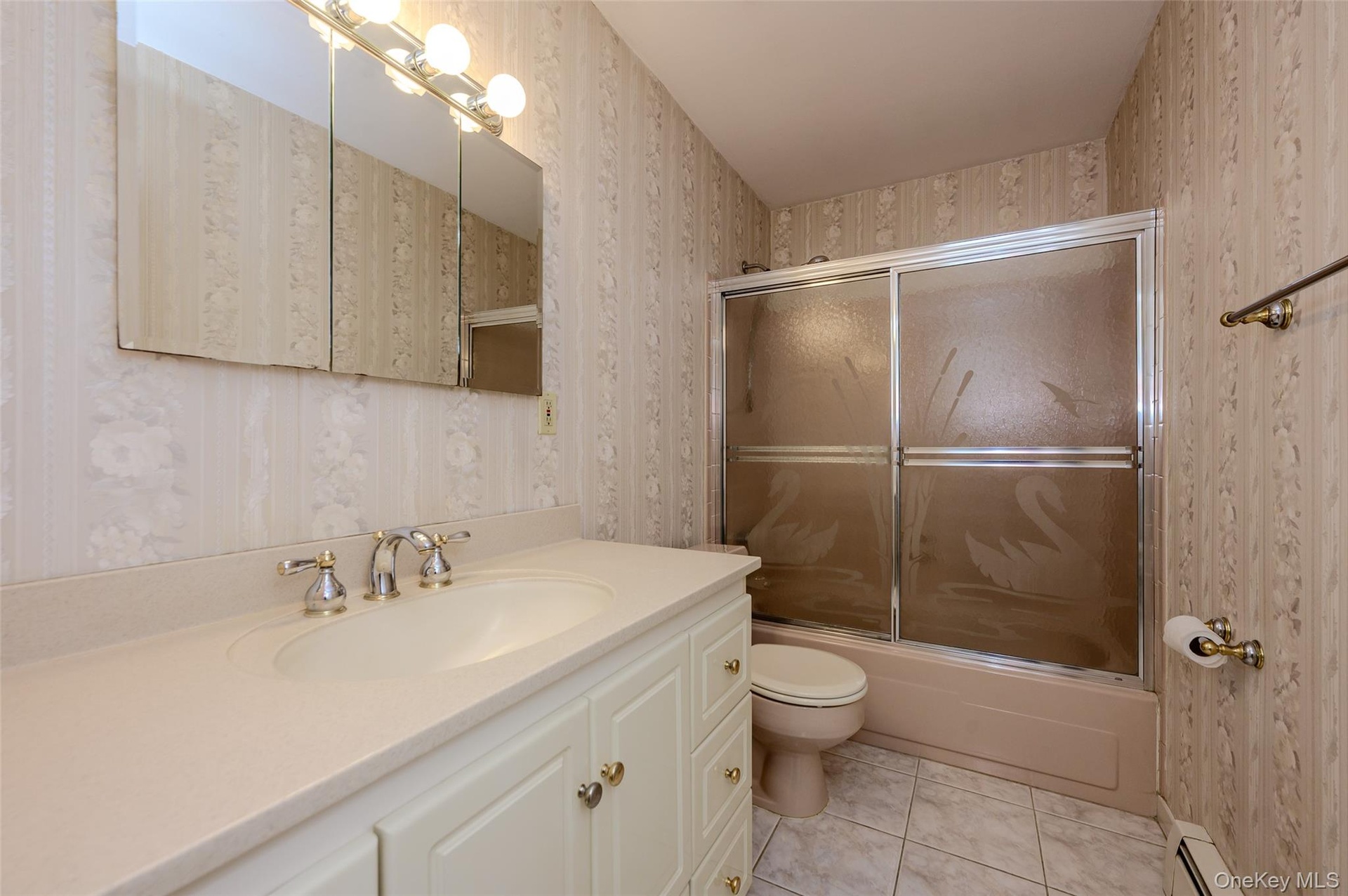 Full Bathroom with Tub